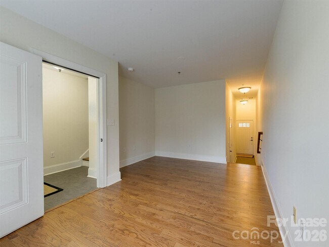 Foto del edificio - 100 N Laurel Ave