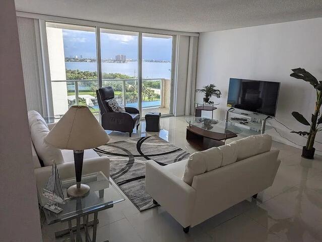 Building Photo - 5440 N Ocean Dr