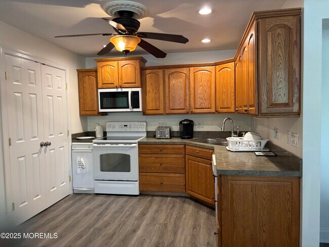 Building Photo - 406 Brinley Ave