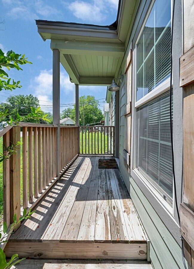 Foto del edificio - Updated 2 Bedroom Rental with Large Backyard