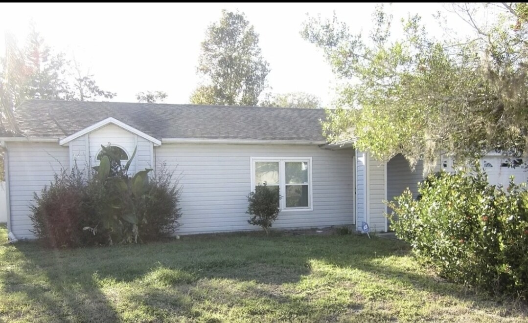 Front yard - 978 Humphrey Blvd