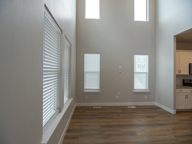 Foto del edificio - Up to $500 off 1st Month's Rent. Spacious ...