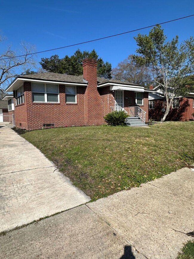 Building Photo - Welcome to Your Dream Rental!