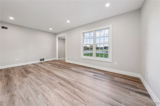 Foto del edificio - 1665 Maple Rd