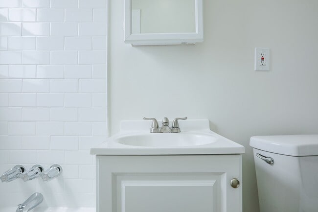 Building Photo - Bright & Inviting 1-Bedroom Apartment