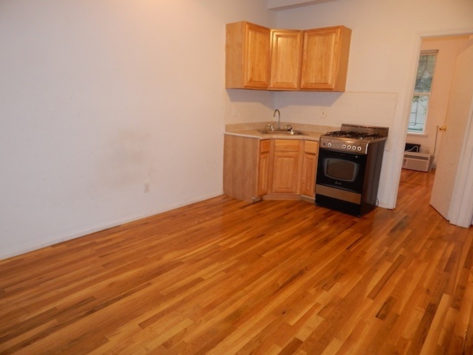 Primary Photo - 181 Norman Ave