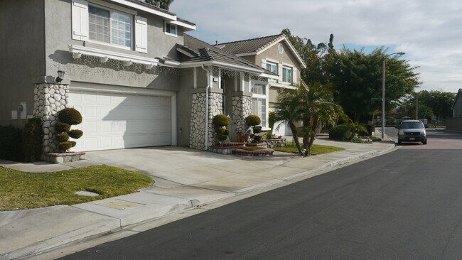Foto del edificio - Stunning 3 Bed 3 Bath Duplex in Placentia with Open Floor Plan and Vaulted Ceilings.