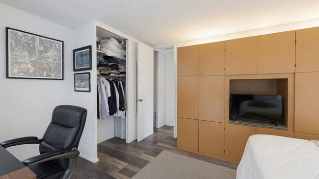 Foto del edificio - 2550 N Lakeview Ave