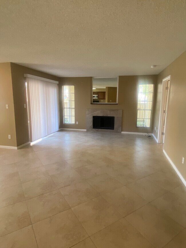 Foto del edificio - 8724 Mallard Reserve Dr