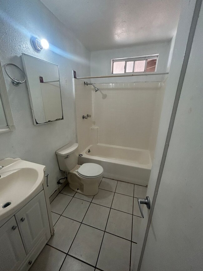 Foto del edificio - Spacious 3 bed/1 bath available in McFarla...