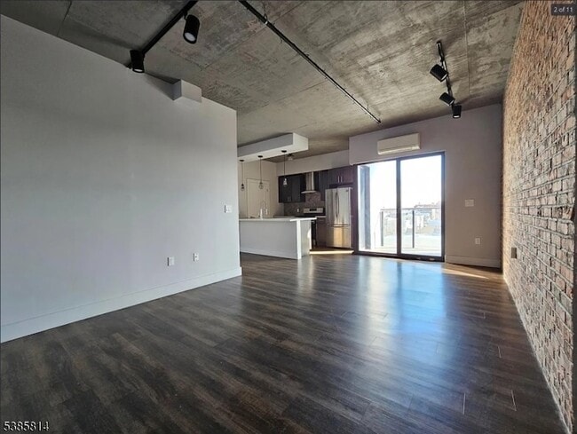 Building Photo - 60 Elm St