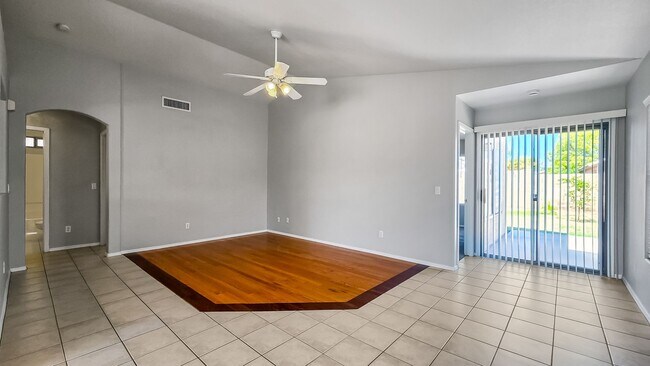 Foto del edificio - 13344 W Desert Ln