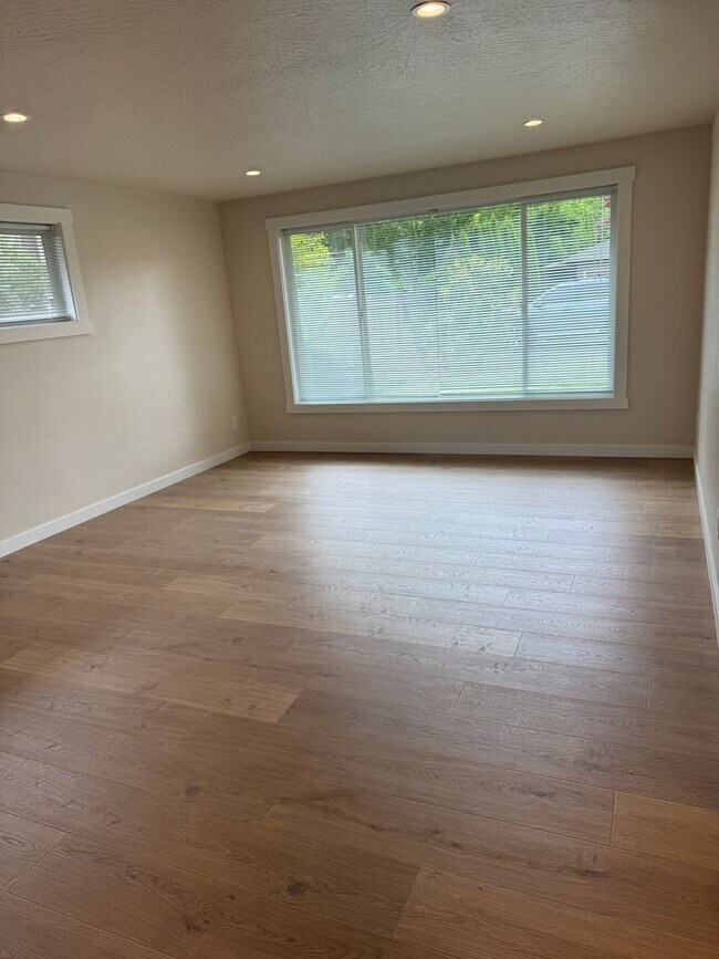 Foto del edificio - Completely remodeled, beautifully updated, available now, 3 bedroom, 1.5 bath home in desirable n...