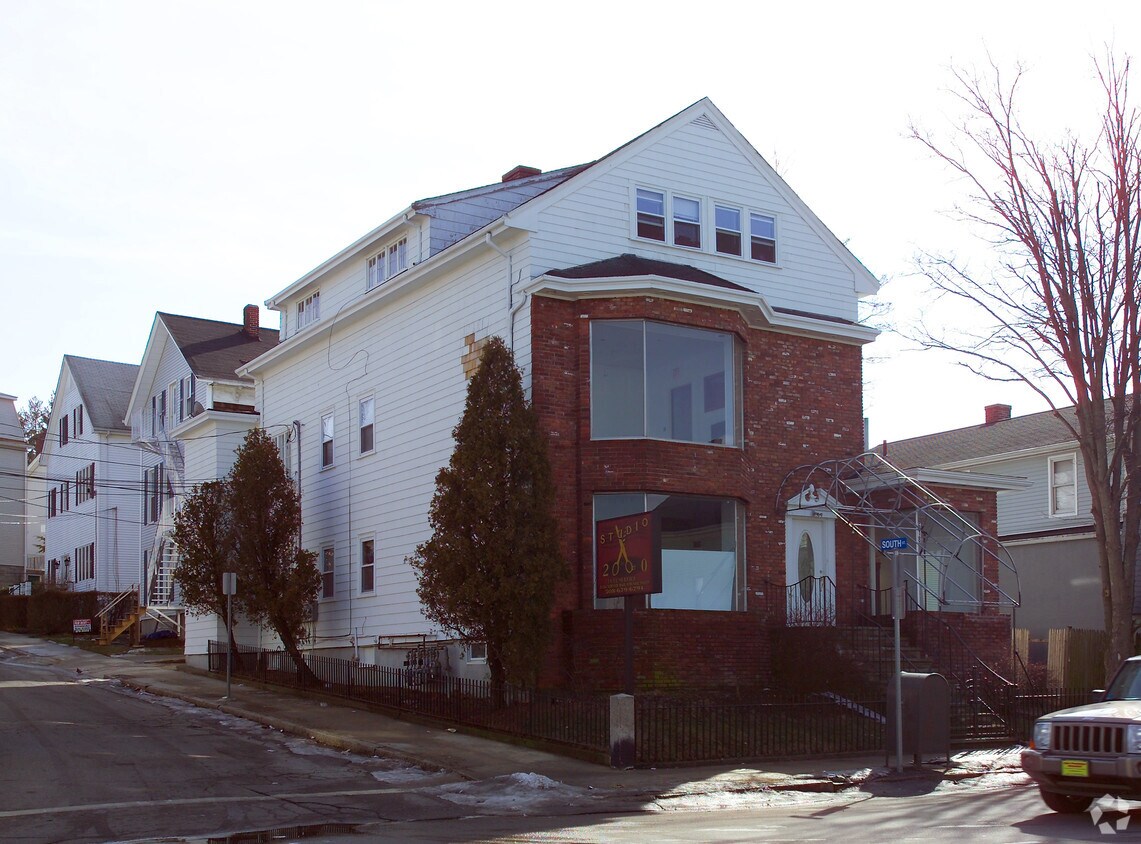 Building Photo - 518 S Main St