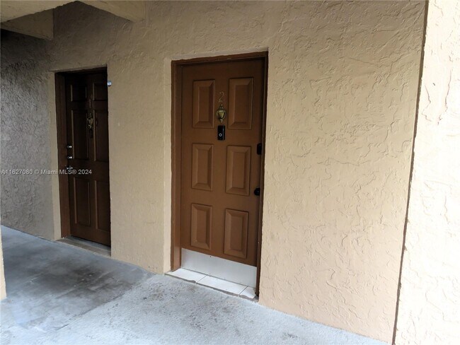 Building Photo - 441 Swallow Dr