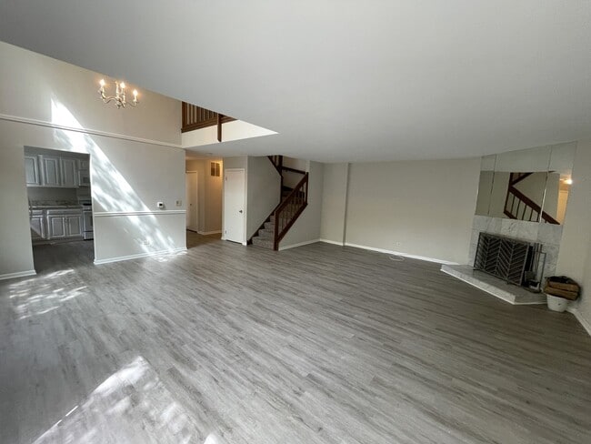 Building Photo - 311 E Forest Knoll Dr