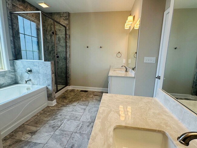 Building Photo - Incredible views 4 bed / 2.5 bath, master on main