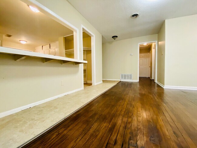 Building Photo - 1809 Nottingham Dr S