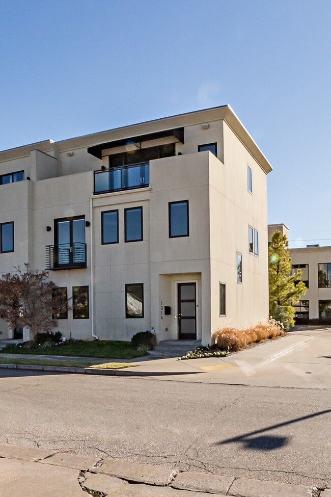 Foto del edificio - Beautiful Brookside SMART HOME now available!