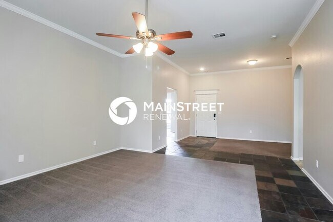 Photo - 3 Bedroom Pet-Friendly Home in Yukon, OK w...