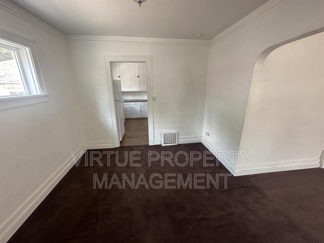 Building Photo - 611 6th St