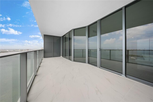 Foto del edificio - 700 NE 24th St