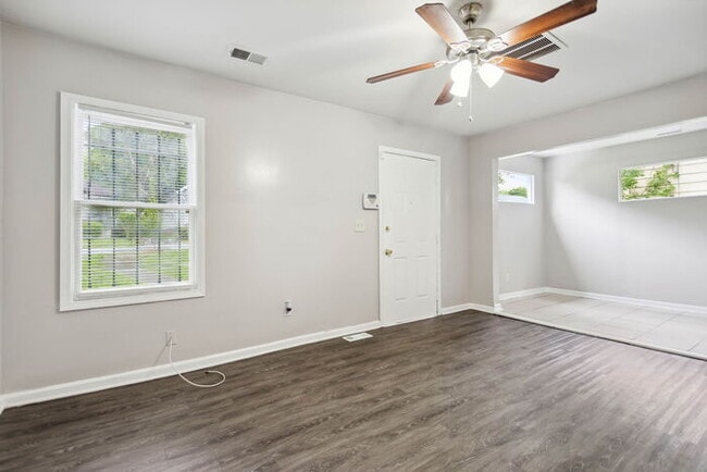 Building Photo - Spacious home, close to the beltline, grea...