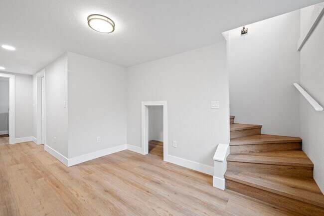Building Photo - 920 W 20th Ave