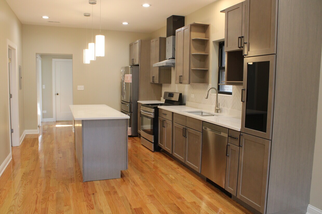 Kitchen Island - 4343 N Ashland Ave