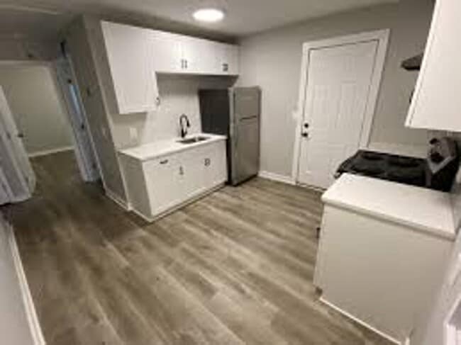 Building Photo - ON SPECIAL! 1/2 OFF APPLICATION FEE! Charm...