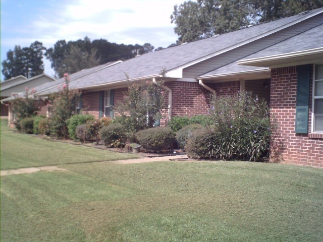 Primary Photo - Calhoun Manor