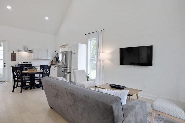 Building Photo - Fully furnished rental home in the heart o...