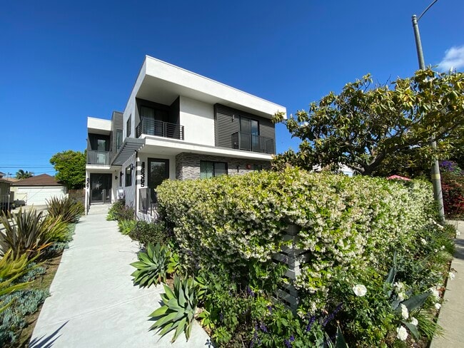 Building Photo - 8365 Dunbarton Ave