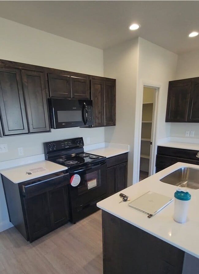 Foto del edificio - 858 N Old Fort Dr