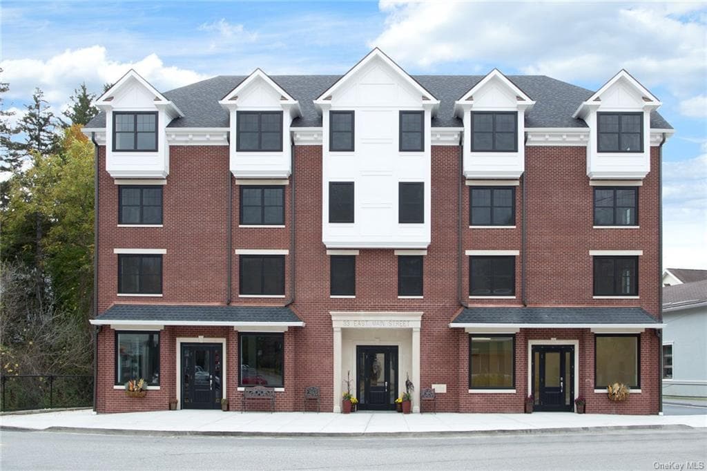 Primary Photo - 33 E Main St