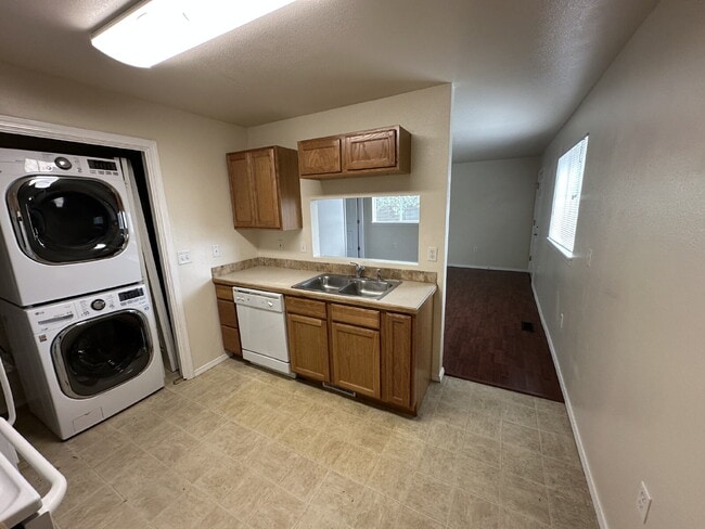 Building Photo - Lower Leval 2 Bed 1 Bath