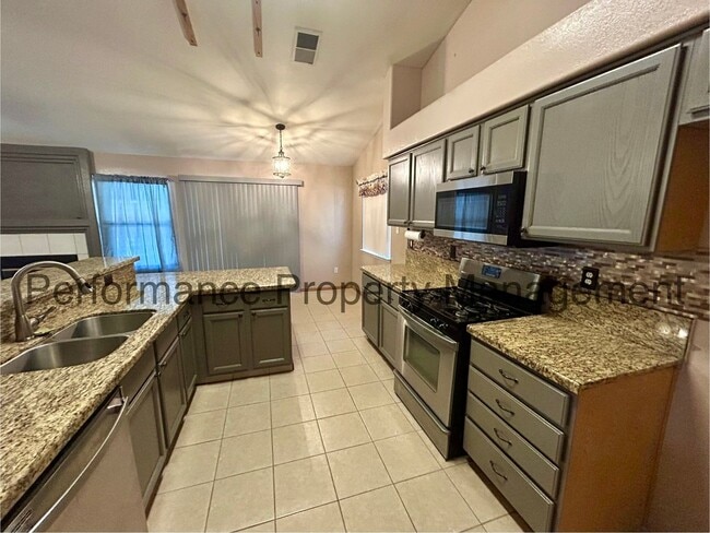 Building Photo - Stunning 4 Bed/2 Bath in S Bakersfield w/ ...