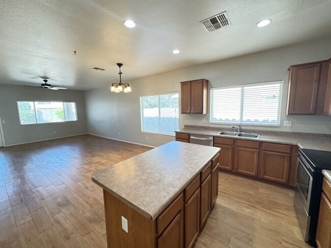 Building Photo - Chandler 4 bed 2 bath