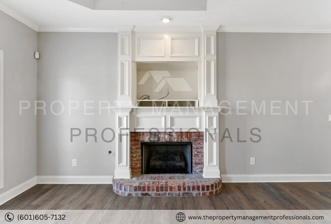 Building Photo - Perfectly updated, convenient location!