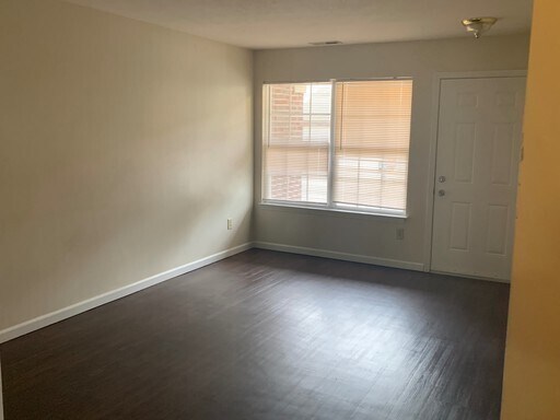 Foto del edificio - Huge 4 Bedroom 2 bath House with Garage