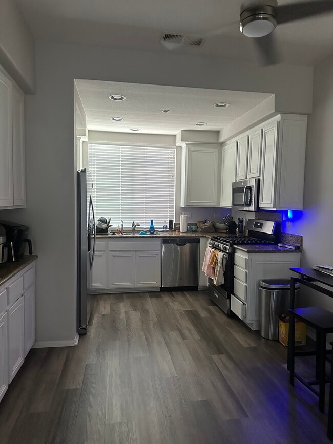 Shared kitchen - 604 Kellogg St