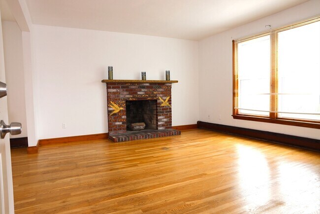 Building Photo - 32 Saint Marks Rd