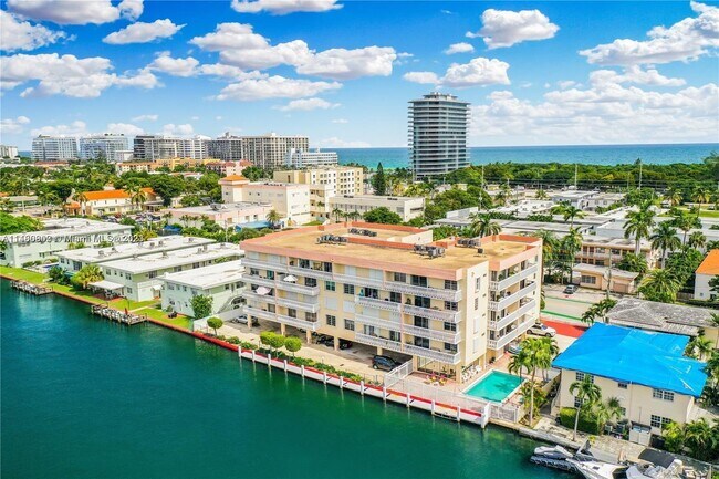 Foto del edificio - 8530 Byron Ave