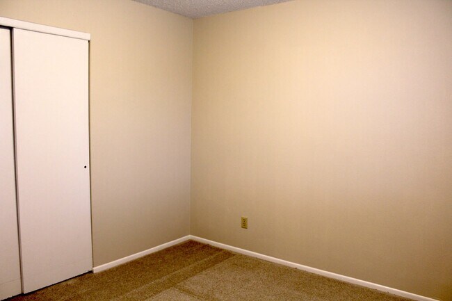 Building Photo - 1405 Hiawatha Dr