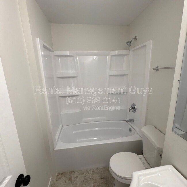 Foto del edificio - 2631 N Girard Ave