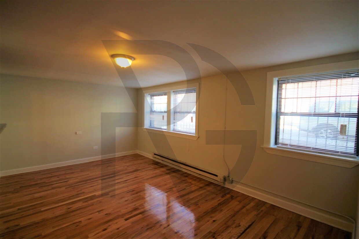 Primary Photo - 727 W Barry Ave