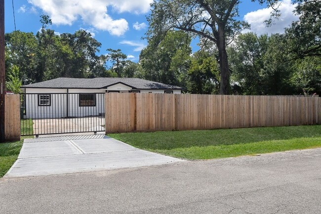 Building Photo - 9230 Lanewood Dr