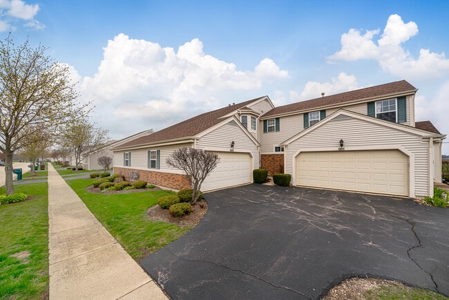 Building Photo - 805 Village Cir