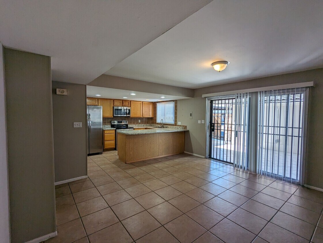 Foto principal - LARGE 4 BEDROOM TOWNHOME