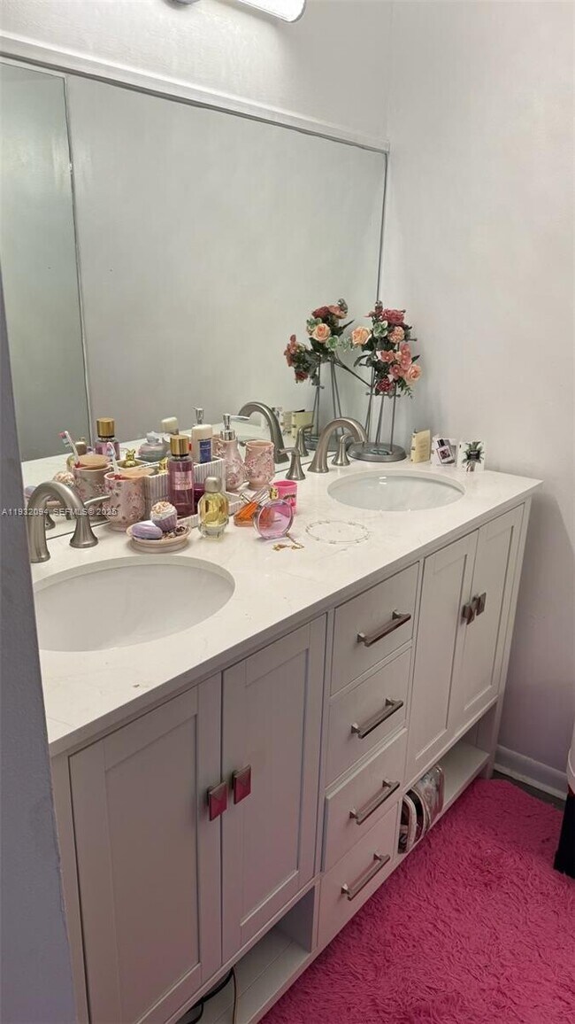 Foto del edificio - 1101 River Reach Dr